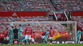 Gelandang Manchester United Bruno Fernandes (kiri) menembak untuk mencetak gol dari tendangan bebas untuk gol ketiga mereka selama di Stadion Old Trafford, Manchester, Inggris, Senin (25/1/2021) dini hari WIB..[PHIL NOBLE / POOL / AFP]
