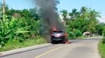 Mobdin Fortuner Sekda Muaraenim Terbakar Usai Tabrakan