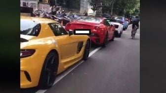 Viral Video Mobil Keluarga Parkir di Antara Super Car, Publik: Salah Gaul