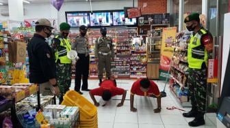 Bandel! 2 Kali Minimarket Gresik Ini Langgar PPKM, Pegawai Dihukum Push up