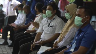 Aparatur Sipil Negara (ASN) menunggu giliran untuk mengikuti tes usap (swab test) antigen di kantor Badan Pengawasan Keuangan dan Pembangunan (BPKP), Jakarta, Senin (25/1/2021). [Suara.com/Angga Budhiyanto] 