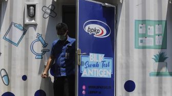 Aparatur Sipil Negara (ASN) usai mengikuti tes usap (swab test) antigen di kantor Badan Pengawasan Keuangan dan Pembangunan (BPKP), Jakarta, Senin (25/1/2021). [Suara.com/Angga Budhiyanto] 