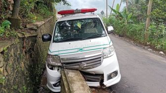 Brakkk! Mobil Ambulans Bawa Jenazah Kecelakaan di Kampung Cimanik, Ringsek