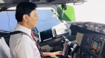 Viral Video Pilot Salat saat Penerbangan, Beri Pesan yang Bikin Terharu