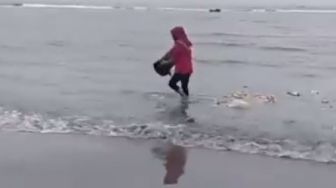 Emak-emak Buang Sampah ke Laut, Ditegur Malah Ngeselin