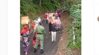 Dikira Warga Ngungsi, Video Rombongan Pengantin Bawa Seserahan Bikin Iri