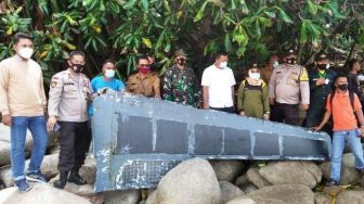 Nelayan di Pantai Lagoi Batam Temukan Potongan Sayap Pesawat