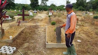 Secuil Kisah Penggali Kubur Pemakaman Korban Covid-19 Pekanbaru