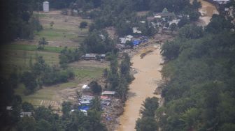 Foto udara kondisi sebuah desa yang luluh lantak akibat banjir bandang di Kabupaten Hulu Sungai Tengah, Kalimantan Selatan, Minggu (24/1/2021).  [ANTARA FOTO/Bayu Pratama S]
