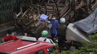 Warga mengenakan masker berjalan di kawasan Pasar Minggu, Jakarta, Selasa (26/1/2021). [Suara.com/Angga Budhiyanto]