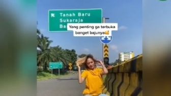 Cewek Ganti Baju di Pinggir Tol Bogor, Netizen: Makin Rusak Aja Moral!