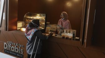 Pedagang disabilitas menunggu pembeli di kedai Difabis Coffee & Tea, kawasan Terowongan Kendal, Jakarta Pusat, Selasa (26/1/2021). [Suara.com/Angga Budhiyanto]