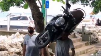 Viral Pria Santuy Panggul Sepeda Motor di Bali, Publik: Ini Baru Bang Jago