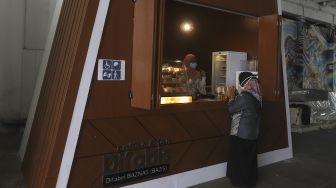 Pedagang disabilitas menunggu pembeli di kedai Difabis Coffee & Tea, kawasan Terowongan Kendal, Jakarta Pusat, Selasa (26/1/2021). [Suara.com/Angga Budhiyanto]