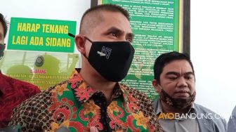 Sempat Gugat Rp3 Miliar, Kini Deden Siap Sujud di Kaki Ayahnya