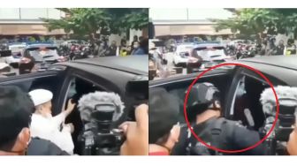 CEK FAKTA: Habib Rizieq Ditendang Polisi saat Masuk Mobil Tahanan?