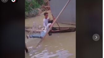 Ngakak! Iseng Main Perahu saat Banjir, Nasib Dua Pemuda Ini Berujung Apes