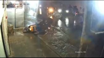 Video Detik-detik Pemotor Dibacok-bacok saat Tawuran Geng Motor di Dadap