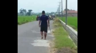 Viral! Pria Tambun Sendirian Bubarkan Balap Liar Ponorogo, Warganet: Abang Jago!