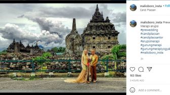 Dianggap Beruntung, Pasangan Ini Pre-Wedding Saat Gunung Merapi Erupsi