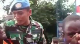 Nyesek, Anak-anak di Kongo Nangis Sesenggukan saat Satgas TNI Pamit