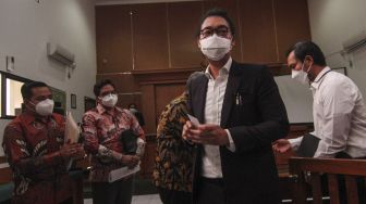 Kuasa Hukum Raffi Ahmad, Jonathan Tampubolon (kedua kanan) menghadiri sidang perdana di Pengadilan Negeri Depok, Depok, Jawa Barat, Rabu (27/1/2021). [ANTARA FOTO/Asprilla Dwi Adha]