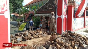 Tumpukan Batu yang Menyegel SDN 1 Klatak Banyuwangi Dibongkar Satpol PP