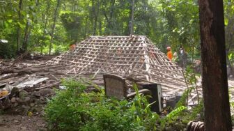 Detik-detik Rumah Janda Tua di Sukoharjo Ambruk Diterjang Hujan Angin