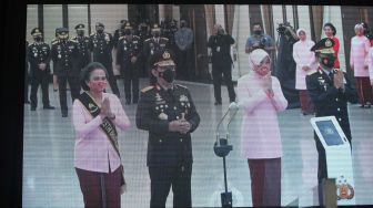 Kapolri Jenderal Pol Listyo Sigit Prabowo (kedua kiri) dan Istri bersama Jenderal Polisi Idham Azis (kanan) dan Istri berfoto bersama usai Upacara Sertijab dan penyerahan Panji-panji Tribrata Polri yang disiarkan di layar elektronik di Ruang Rupatama, Mabes Polri, Jakarta, Rabu (27/1/2021).  [ANTARA FOTO/Reno Esnir]