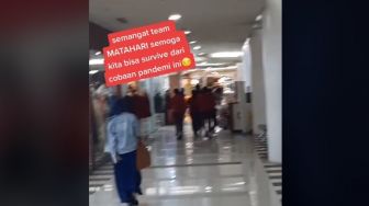 Demi Bertahan saat Pandemi, Pegawai Toko Rela Teriak-teriak Keliling Mal, Videonya Viral