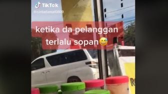 Pembeli Parkir Sembarangan, Penjual Roti: Besok Tabrak Aja Gerobak Saya