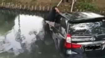 Viral Video Sopir Banting Setir ke Sungai, Diduga Sedang Belajar Mobil