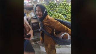 Awas Mewek! Viral Video Nenek Tua Renta Tawarkan Gendong Barang di Pasar