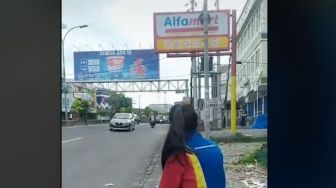 Kejar Target, Pegawai Minimarket Ini Rela Tawarkan Roti di Toko Kompetitor