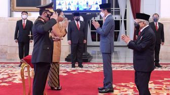 Presiden Joko Widodo (kedua kanan) bersama Wakil Presiden Ma'ruf Amin (kanan) memberikan selamat kepada Kapolri Jenderal Pol Listyo Sigit Prabowo (kiri) seusai upacara pelantikan di Istana Negara, Jakarta, Rabu (27/1/2021).
