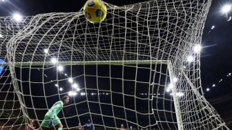 Gelandang Inter Milan Christian Eriksen mencetak gol dari tendangan bebas selama pertandingan sepak bola perempat final Piala Italia antara Inter Milan melawan AC Milan di Stadion Giuseppe Meazza, Milan, Italis, Rabu (26/1/2021) dini hari WIB.
MIGUEL MEDINA / AFP