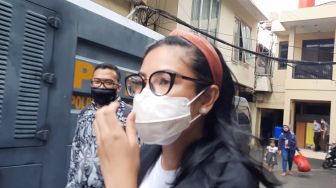 Diperiksa Polisi Kasus Senpi Suami, Nindy Ayunda Irit Bicara