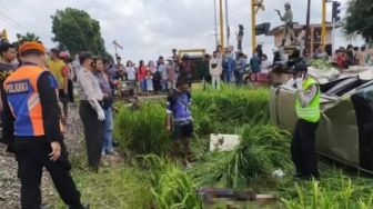 Brakk! Kereta Jayakarta Tabrak Ibu dan Anak Lagi Boncengan Naik Motor