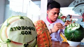 Kenalan dengan Chef Yanto, Si Pengukir Buah, Pernah Lukis Ahok dan Sule