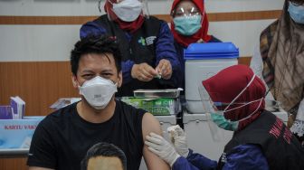 Tenaga kesehatan menyuntikkan vaksin COVID-19 kepada influencer dan musisi asal Bandung, Nazril Ilham di RSKIA Kota Bandung, Jawa Barat, Kamis (28/1/2021).  [ANTARA FOTO/Raisan Al Farisi]

