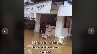 Tetap Buka saat Banjir, Kafe Ini Malah Jadi Tempat Wisata Dadakan