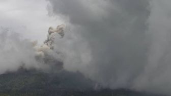 Kamis Malam, Gunung Merapi Luncurkan Awan Panas Guguran Sejauh 2 Kilometer