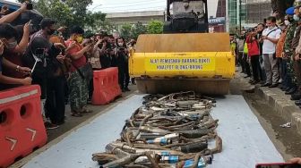 Polisi Musnahkan Ribuan Knalpot Brong di Medan
