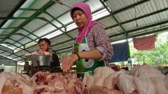 Jelang Ramadan Harga Daging Ayam di Pasar Cianjur Merangkak Naik