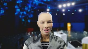 Ikut Trend NFT, Robot Sophia Akan Lelang Karya Lukisannya