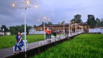 Pengunjung menikmati suasana persawahan saat mengunjungi restoran "Natural" di Desa Hadipolo, Jekulo, Kudus, Jawa Tengah, Rabu (27/1/2021). ANTARA FOTO/Yusuf Nugroho