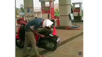 Video Pemotor Pusing Tujuh Keliling Cari Cara Buka Jok Honda Scoopy di SPBU