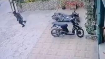 Nekat! Sambil Gendong Balita, Emak-emak Curi Motor Saat Puasa