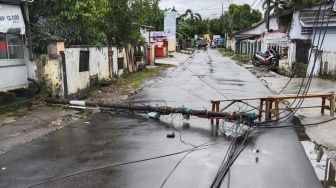 Tiang Telkom Tumbang Diterjang Angin Kencang di Pengeran Jayakarta Cilegon