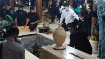 Hujan Iringi Pemakaman Wismoyo Arismunandar Dekat Makam Pak Harto